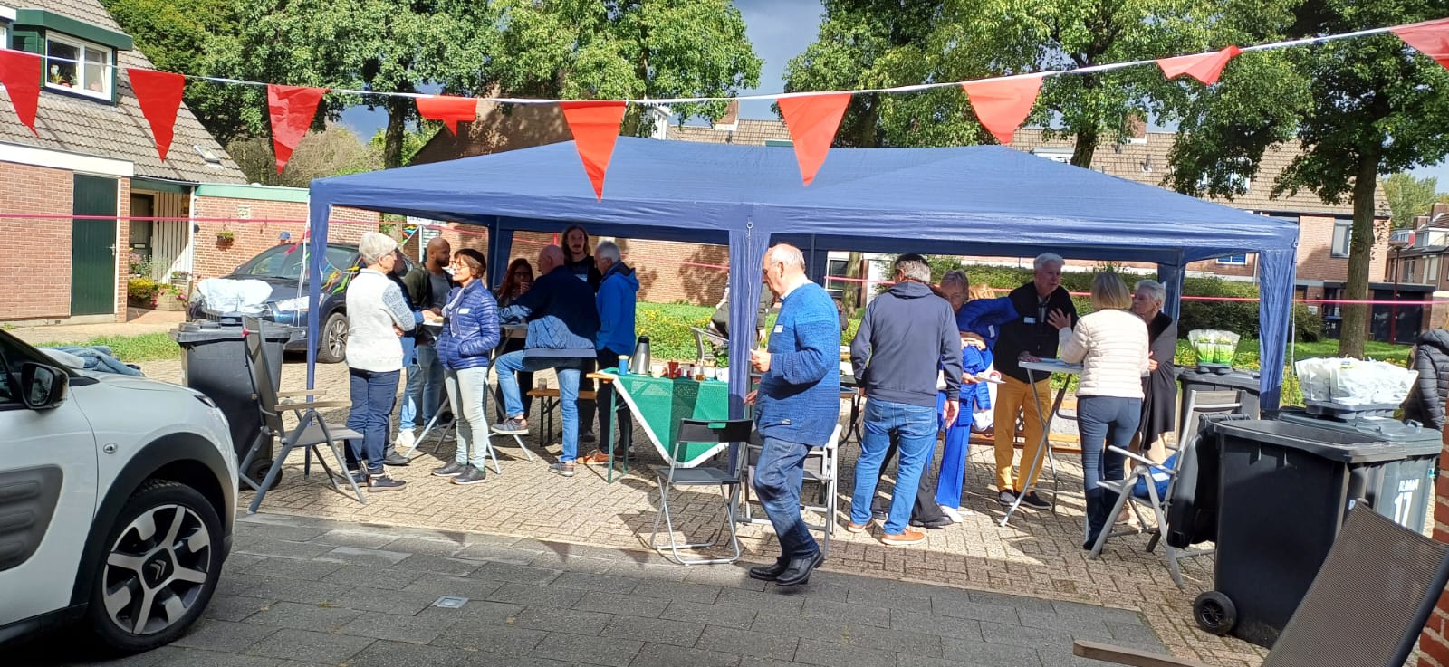 https://www.nieuwegeinsewijken.nl/batau-zuid/upload/afbeeldingen/burendagrobijn1.jpg