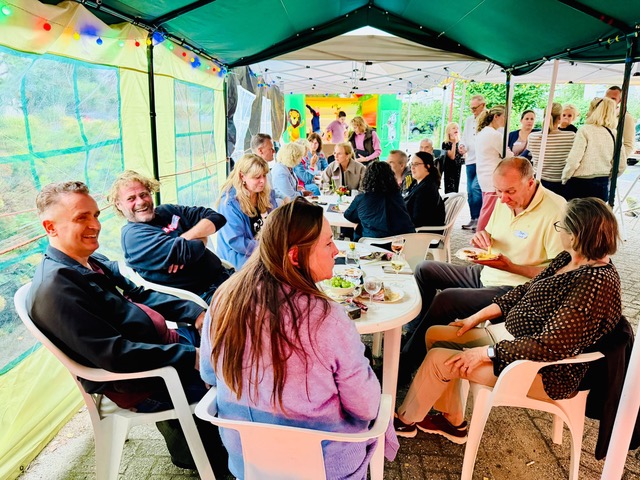 https://www.nieuwegeinsewijken.nl/batau-zuid/upload/afbeeldingen/buurtfeest-nedereindseweg-1.jpg