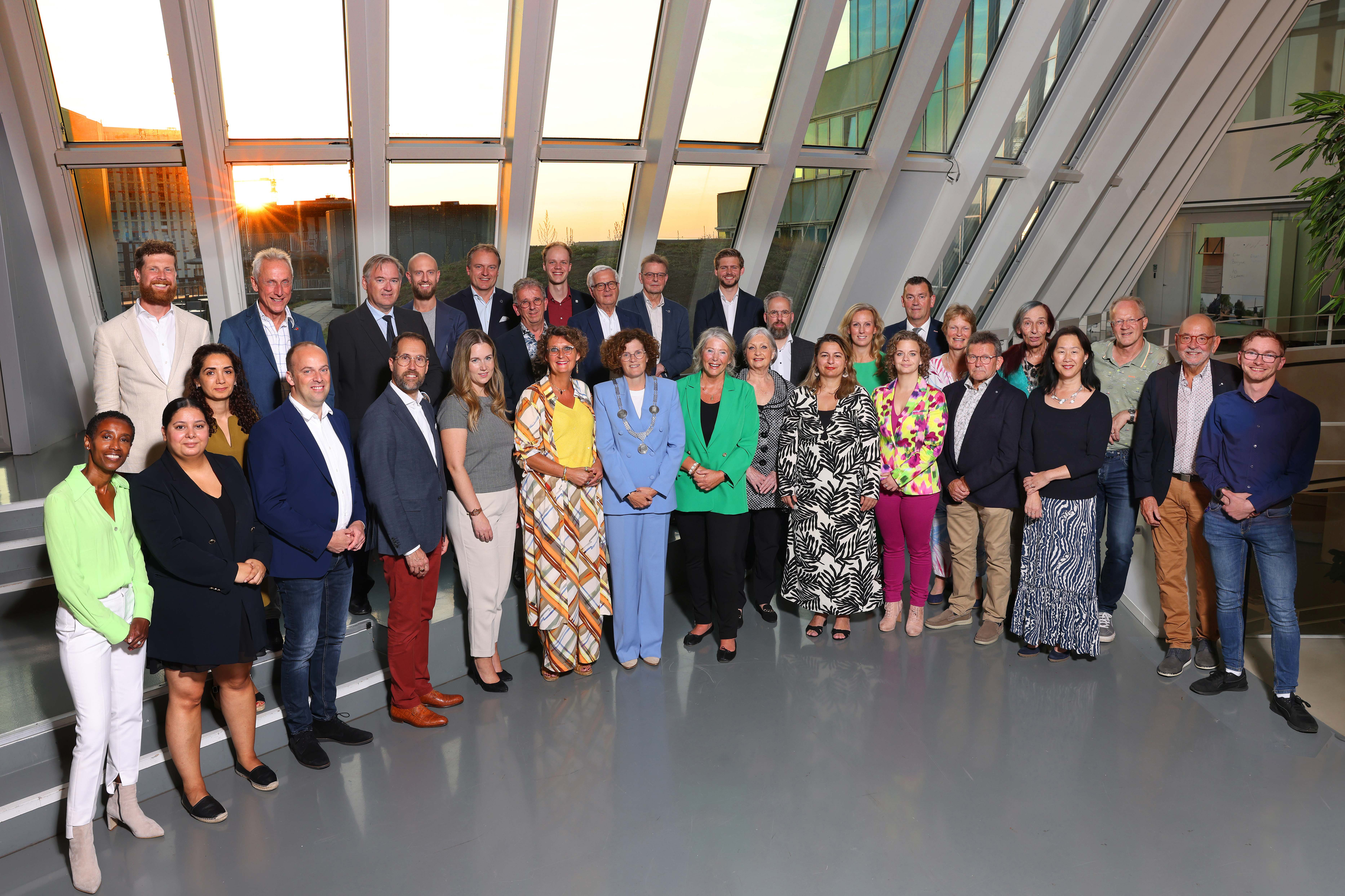 https://www.nieuwegeinsewijken.nl/batau-zuid/upload/bestanden/foto-van-de-raad.jpg